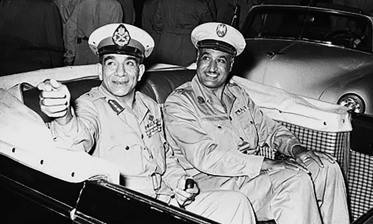 Premierminister Gamal Abdel Nasser (rechts) und Präsident Mohammed Naguib (links) in einem offenen Auto während der Feierlichkeiten zum zweiten Jahrestag der ägyptischen Revolution von 1952
