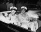 Premierminister Gamal Abdel Nasser (rechts) und Präsident Mohammed Naguib (links) in einem offenen Auto während der Feierlichkeiten zum zweiten Jahrestag der ägyptischen Revolution von 1952