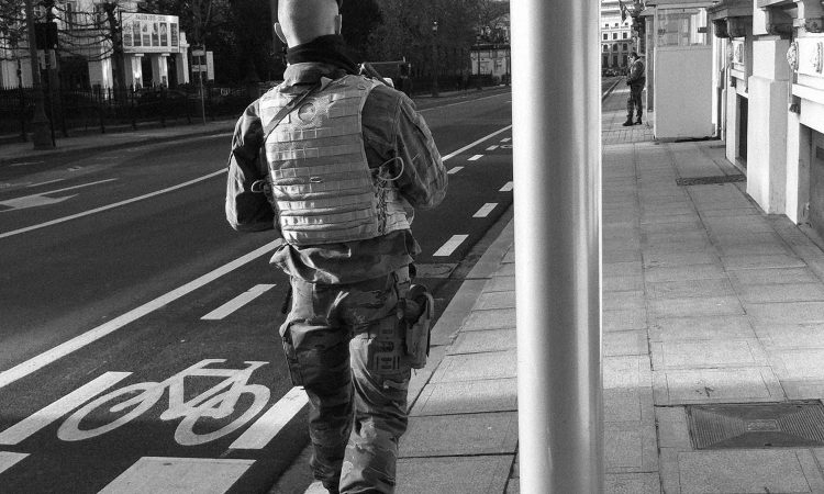 Soldat im Brüsseler Stadtbild