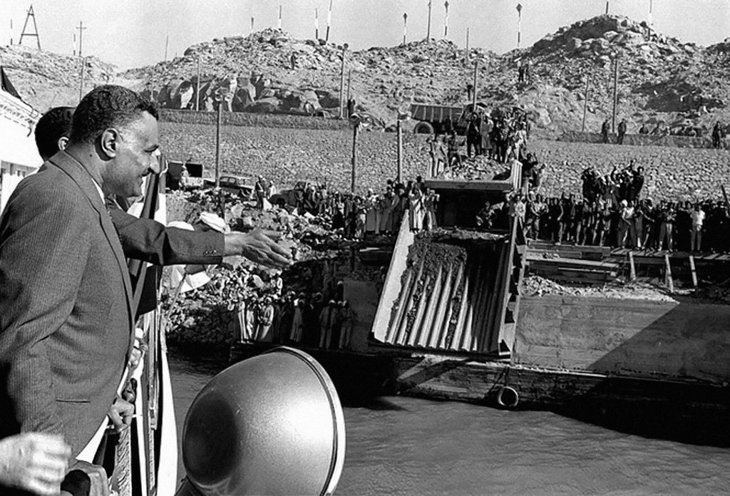 Gamal Abdel Nasser begutachtet den Baufortschritt des Assuan-Staudamms (1963)