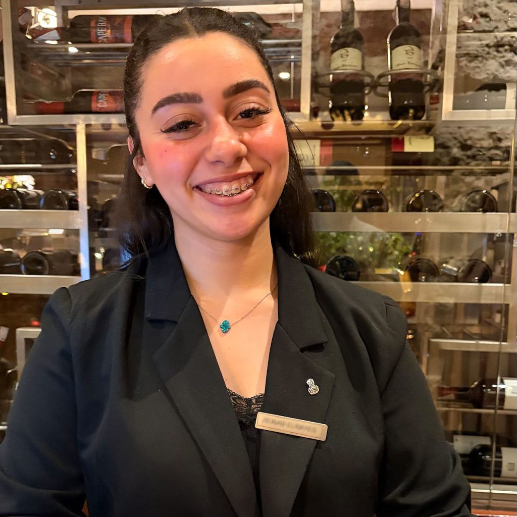 Bestens geschultes Personal: im Bild ist die freundlich lächelnde Empfangsdame des italienischen Restaurants im ersten Stock zu sehen.