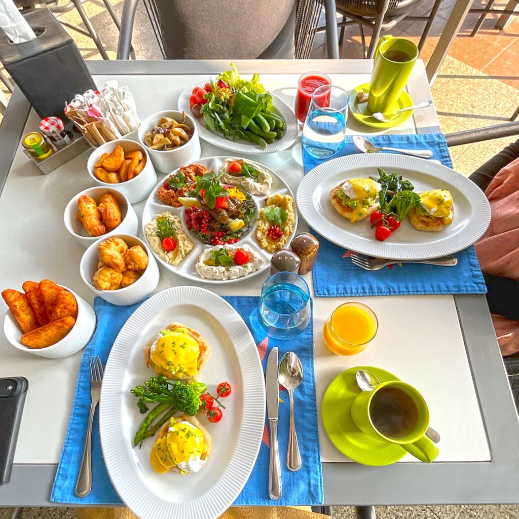 Exzellentes Frühstück (Bild zeigt „Eier Bendict“ sowie zahlreiche lokale Spezialitäten)