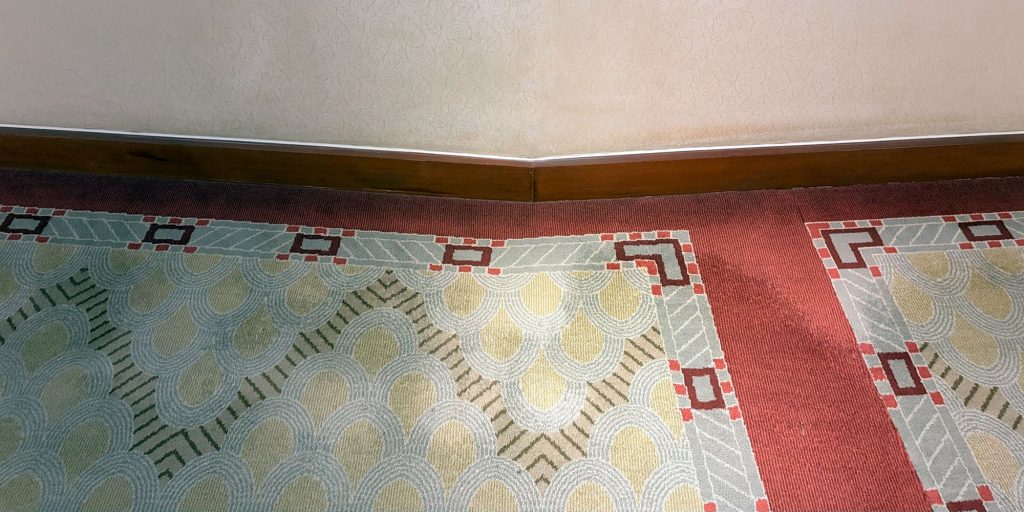 Der „Knick“ des Hotels im Hotelflur