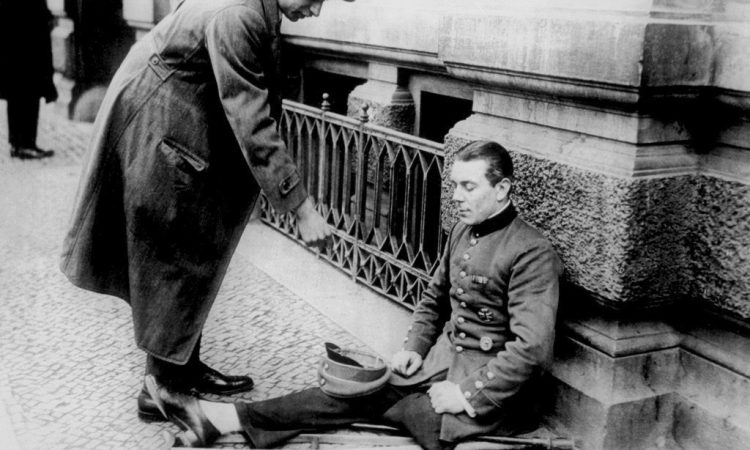 Bettelnder Kriegsinvalide in den Straßen Berlins (1923)