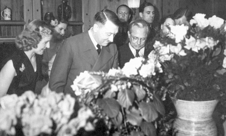 Der berüchtigte deutsche Diktator Adolf Hitler mit seiner Geliebten Eva Braun an seinem Geburtstag von Blumen umgeben (20. April 1943)