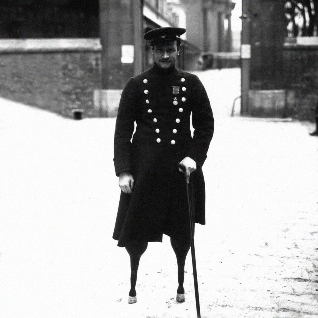 Bild eines beinamputierten Invaliden aus dem Ersten Weltkrieg