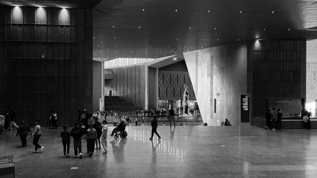 Übermenschliche Skulpturen brauchen hohe Decken