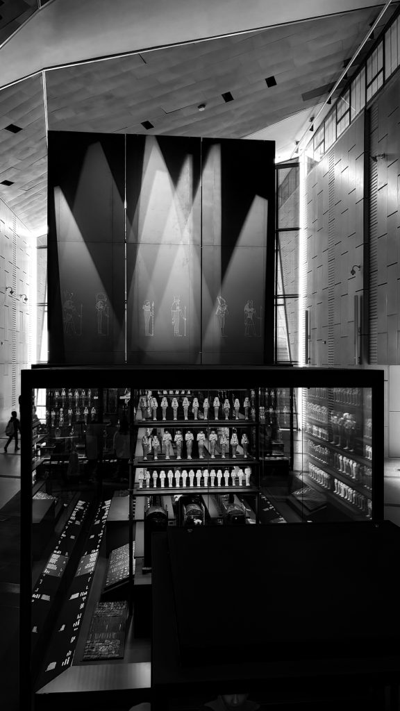 Sämtliche Perspektiven konfrontieren Moderne mit Altertum