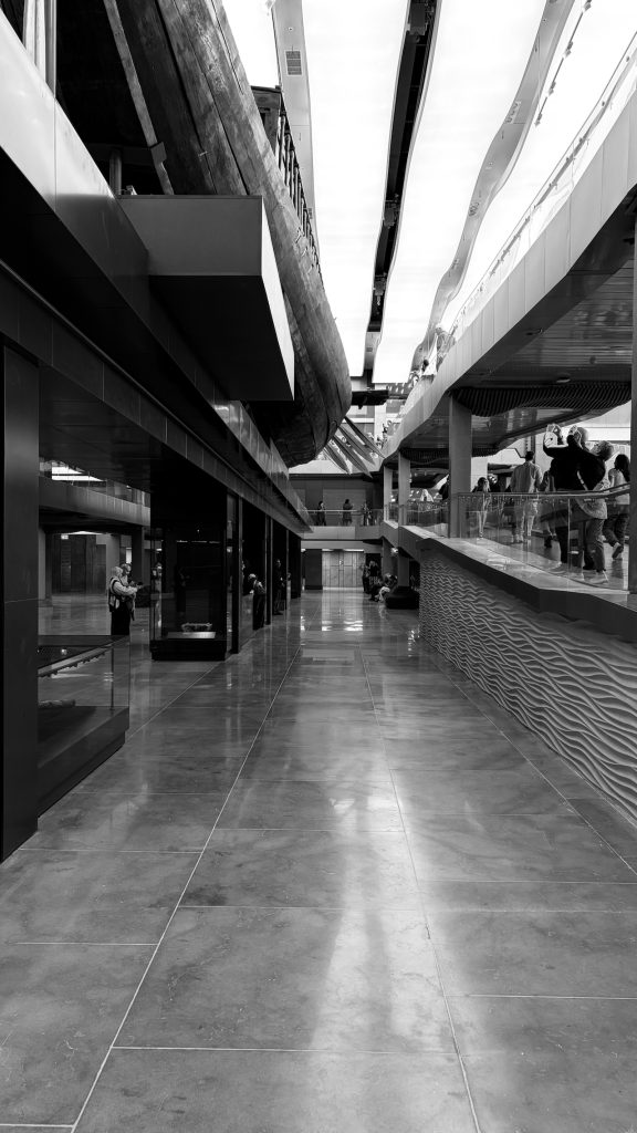 Ein komplettes pharaonisches Schiff steht in einem separaten Gebäude