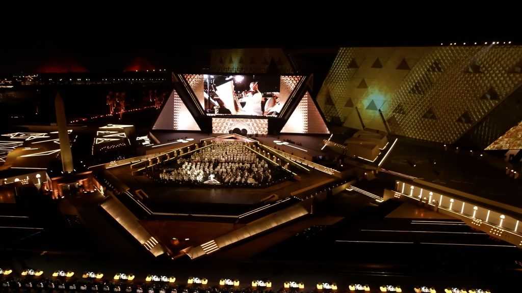 Ein riesiger Bildschirm vermittelte dem geladenen Publikum tiefere Einblicke