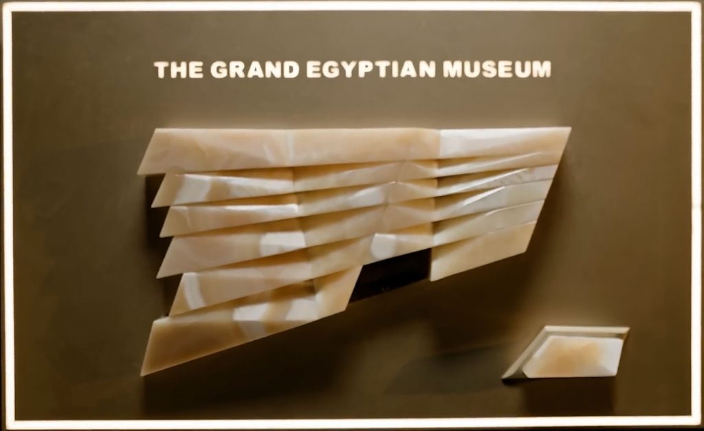 Für Staatsgäste gab es ein Modell des Museums, das ein separates Stück mit deren Landesflagge enthielt