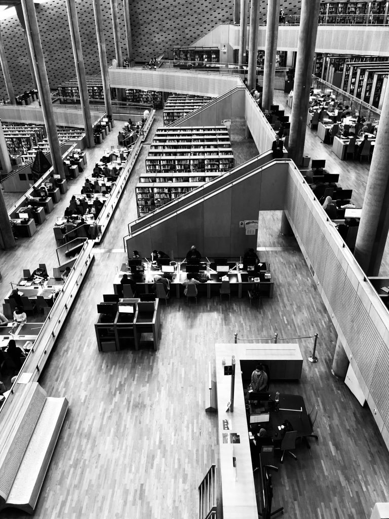 Mittels Treppen durch die Wissensbereiche