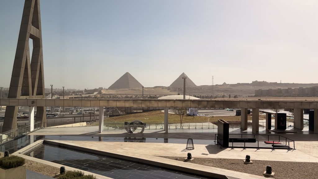 Die Pyramiden sind in steter Sichtweite