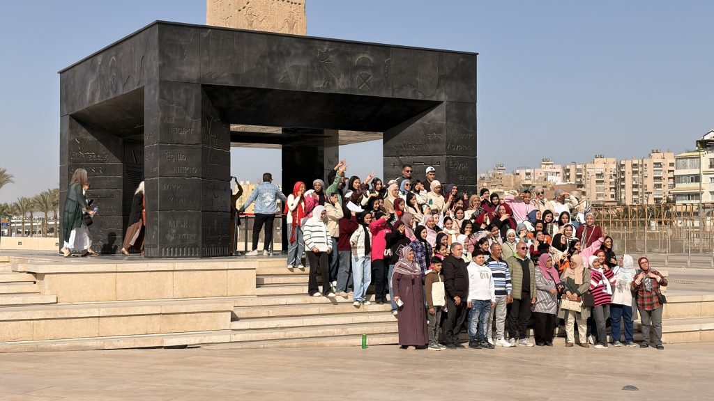 Eine Schulklasse lässt sich vor dem Museum fotografieren