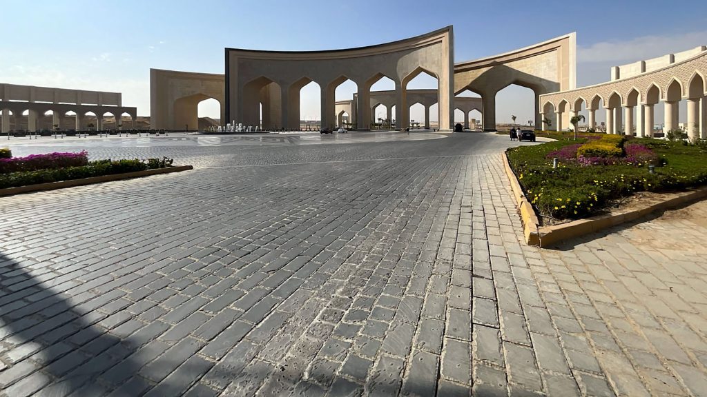 Zum Verwaltungshimmel: das Einfahrtstor wirkt wie ein Aufstieg ins Paradies