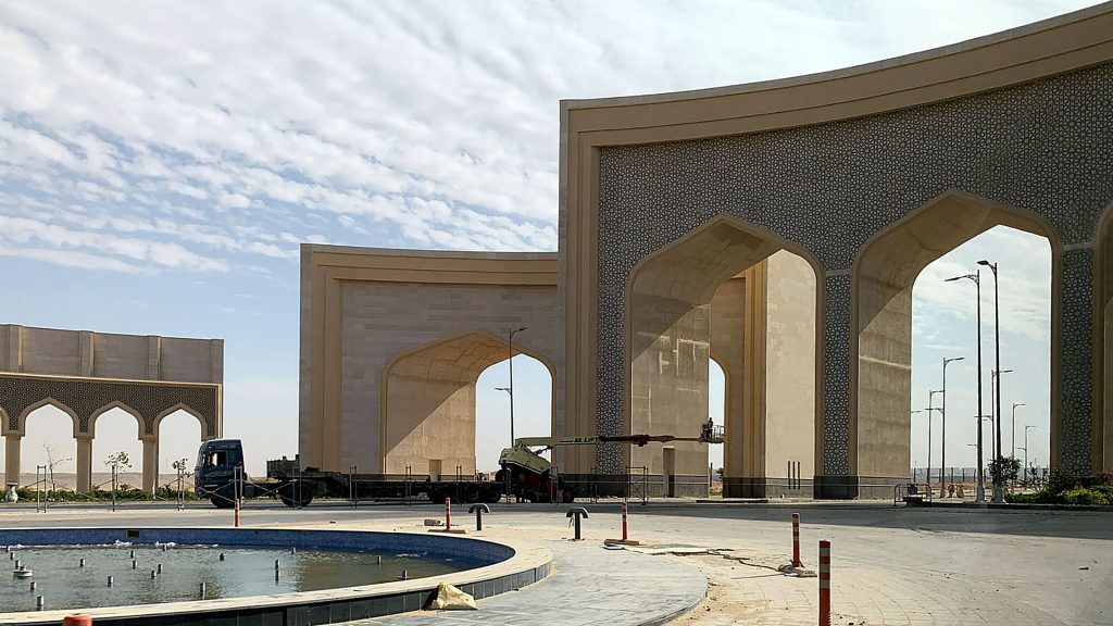 Letzter Feinschliff: kleine Arbeiten am Eingangstor