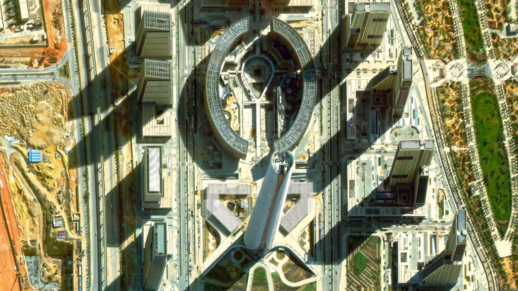 Satellitenbild des Iconic Tower mit einer riesigen Lebensschleife (Anch) im Innenhof