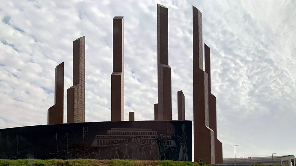 Hoch hinausragende Skulptur in der NAC