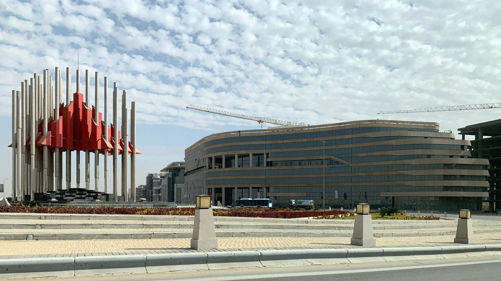 Skulptur neben Bürogebäuden