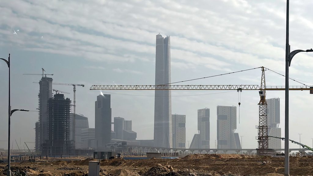 Skyline mit Kran im Vordergrund