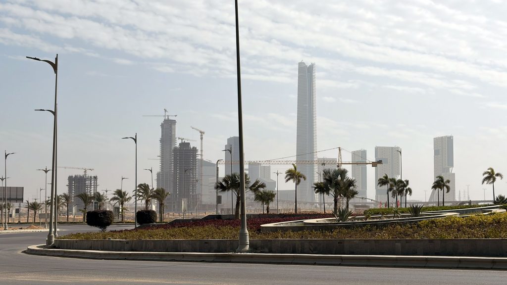 Skyline mit Kreisverkehr im Vordergrund