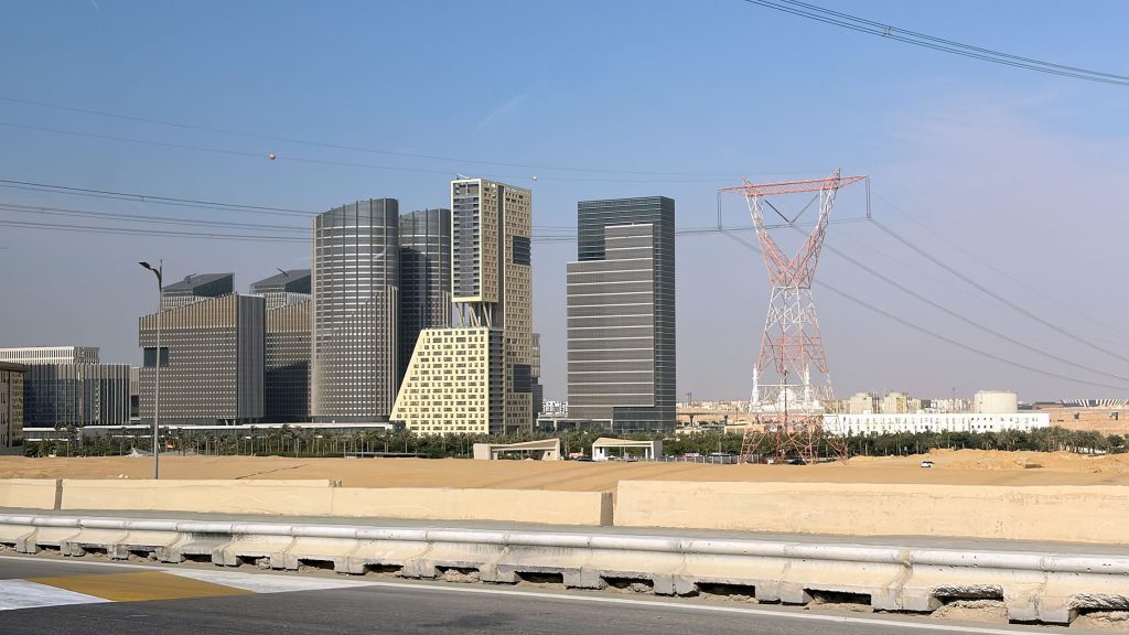 Skyline mit Strommast