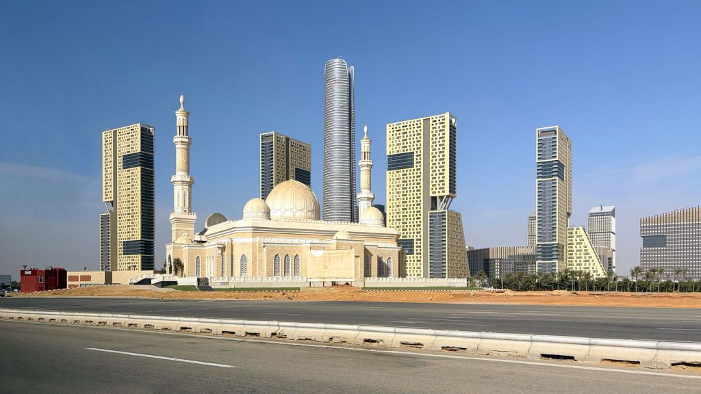 Skyline mit Moschee im Vordergrund