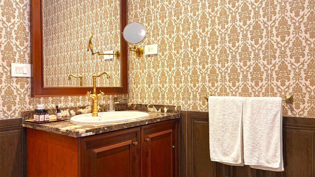 Die Auswahl der Armaturen im Badezimmer folgen den Stilvorgaben des Hauses