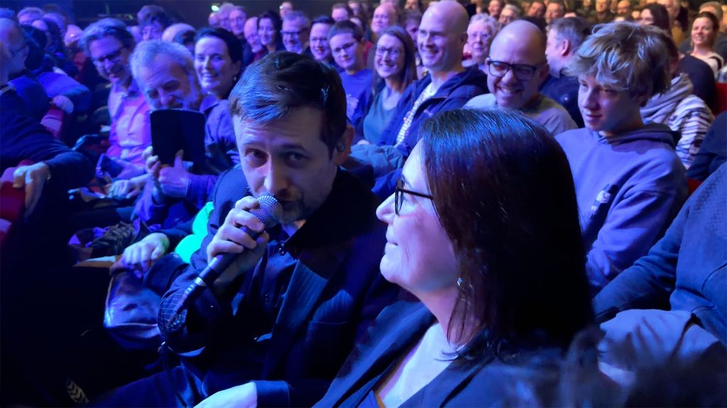 Hannons spontanes Bad in der Menge: zu sehen ist Hannon, wie er einer Zuschauerin der zweiten Reihe ein Ständchen vorzutragen scheint