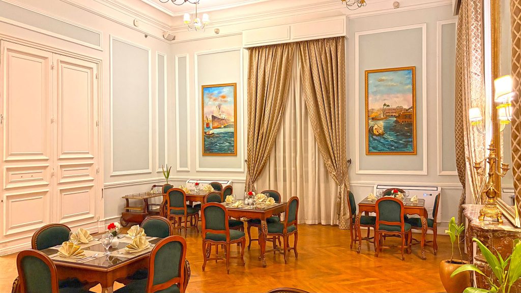 Der beeindruckende Speisesaal mit sechs Meter hoher Decke