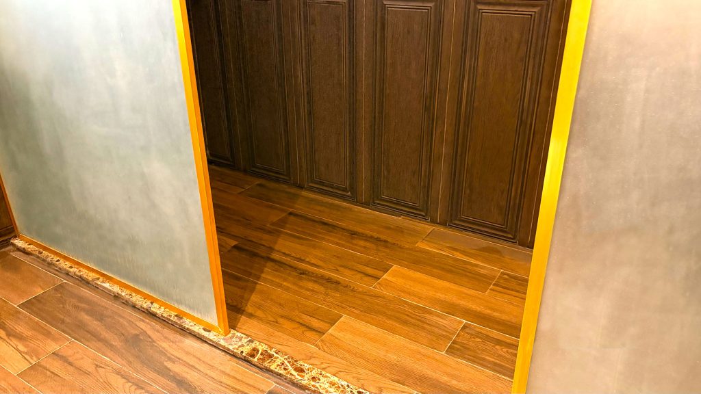 Die Dusche ist zwar modern begehbar, folgt aber ebenfalls den Stilvorgaben