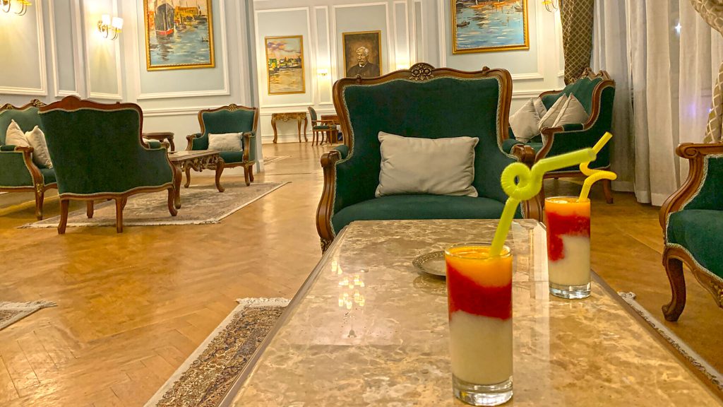 Ein Drink am Abend in einer absoluten Luxusumgebung