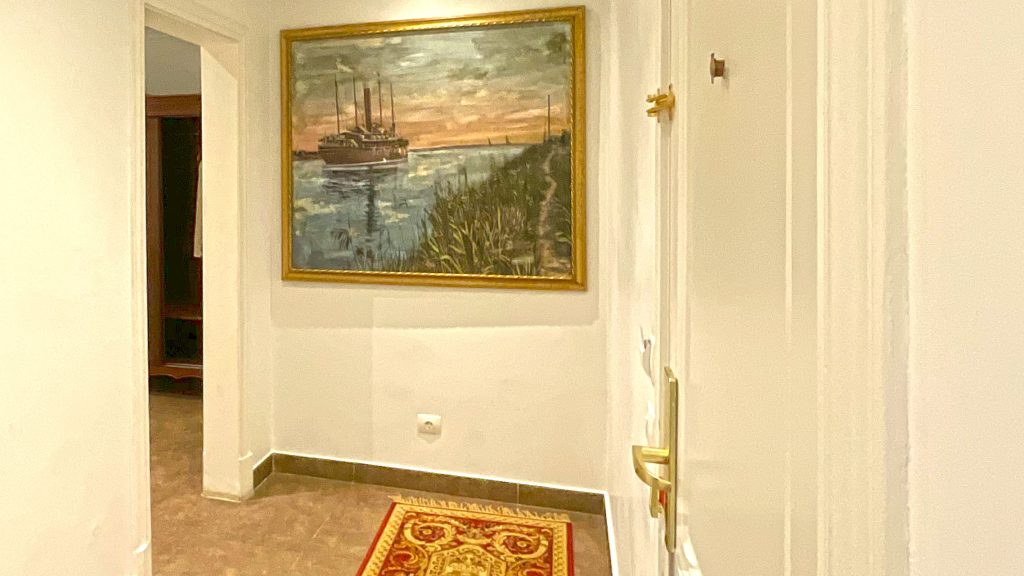 Die Räumlichkeiten verfügen je über einen Empfangsraum, einen für die Garderobe, ein Bade- und ein Schlafzimmer