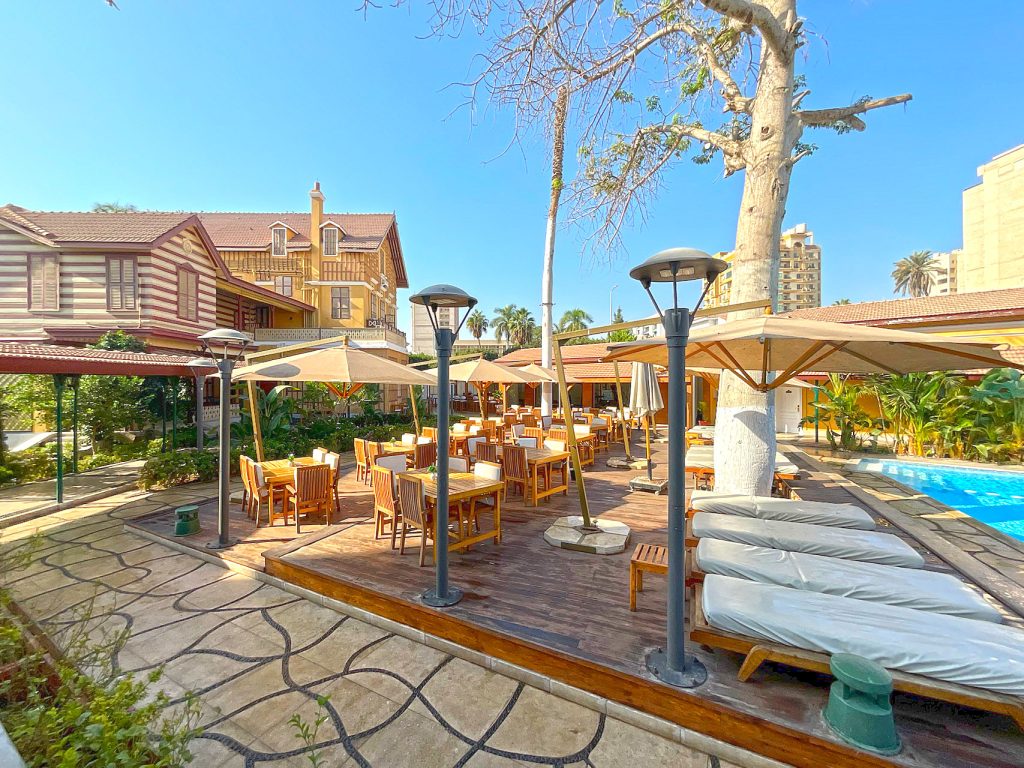 Im Gartenrestaurant kann man sowohl frühstücken, seinen Nachmittagstee trinken und auch zu Abend essen