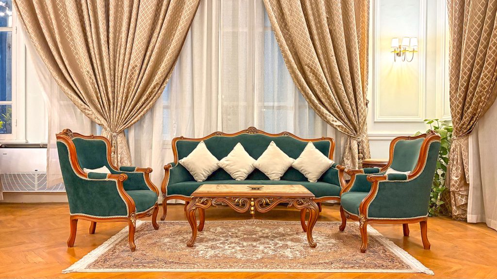 Sitzgelegenheit mit sorgfältig arrangierten Kissen: Geselligkeit im Luxus