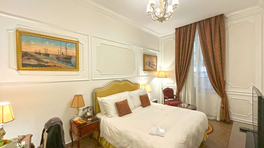 Das Schlafzimmer ist großzügig und klimatisiert