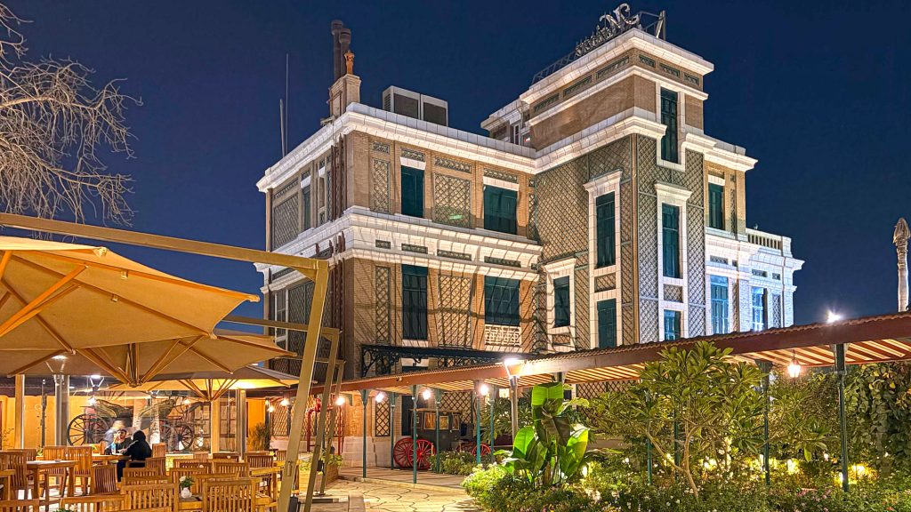 Blick aus dem Garten auf das Hauptgebäude bei Nacht