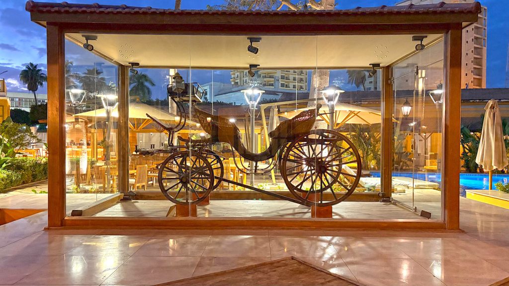 Im Innenhof des Hotels steht eine alte Kutsche aus der Zeit de Lesseps