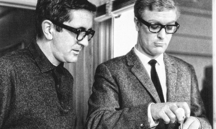 Len Deighton und Michael Caine während der Dreharbeiten zu Ipcress – streng geheim (1965)
