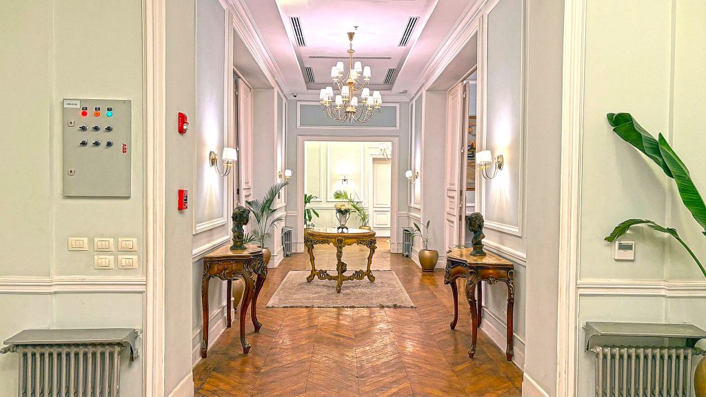 Der Prunk vergangener Tage: Flur im Eingangsbereich