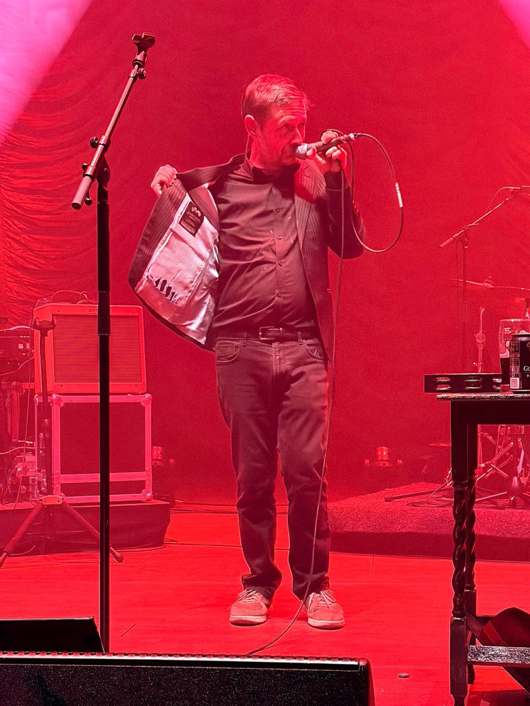 Hannons Sakko war nach dem Konzert voller Spritzer auf der Bühne zubereiteter Cocktails und war bereits davor in keinem sonderlich guten Zustand (auf dem Bild ist eine zerrissene Innentasche zu sehen)