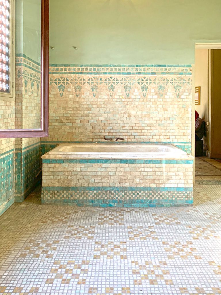 Vom gemeinsamen Badezimmer der Schlafgemächer im Obergeschoss blieb nur die opulente Badewanne: zu sehen ist eine gekachelte Wanne in eher schlechtem Zustand