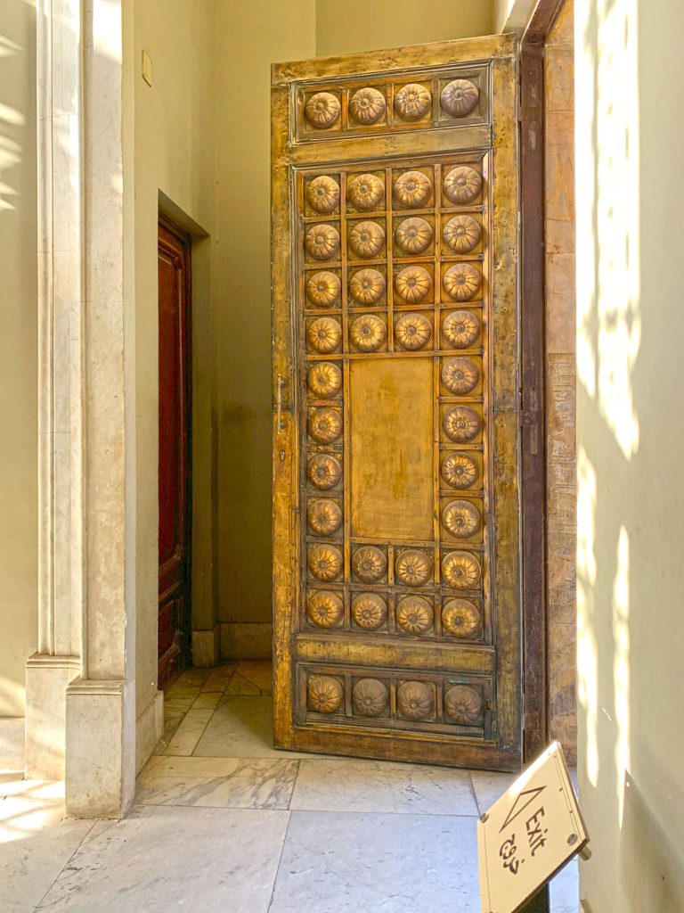 Eine schwergewichtige und stark verzierte Tür stellt den Eingang ins Haus dar