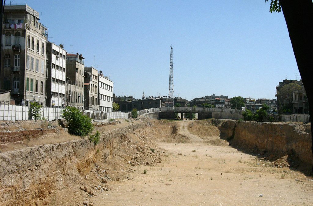 Großbaustelle (2005): zu sehen ist eine große Baustelle hinter dem Bahnhof in Damaskus