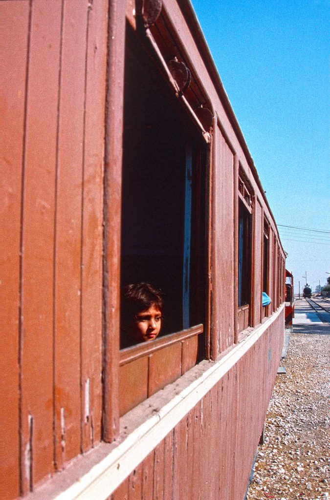 Auch für kleine Passagiere (1996): ein Kind schaut verträumt aus einem Waggonfenster