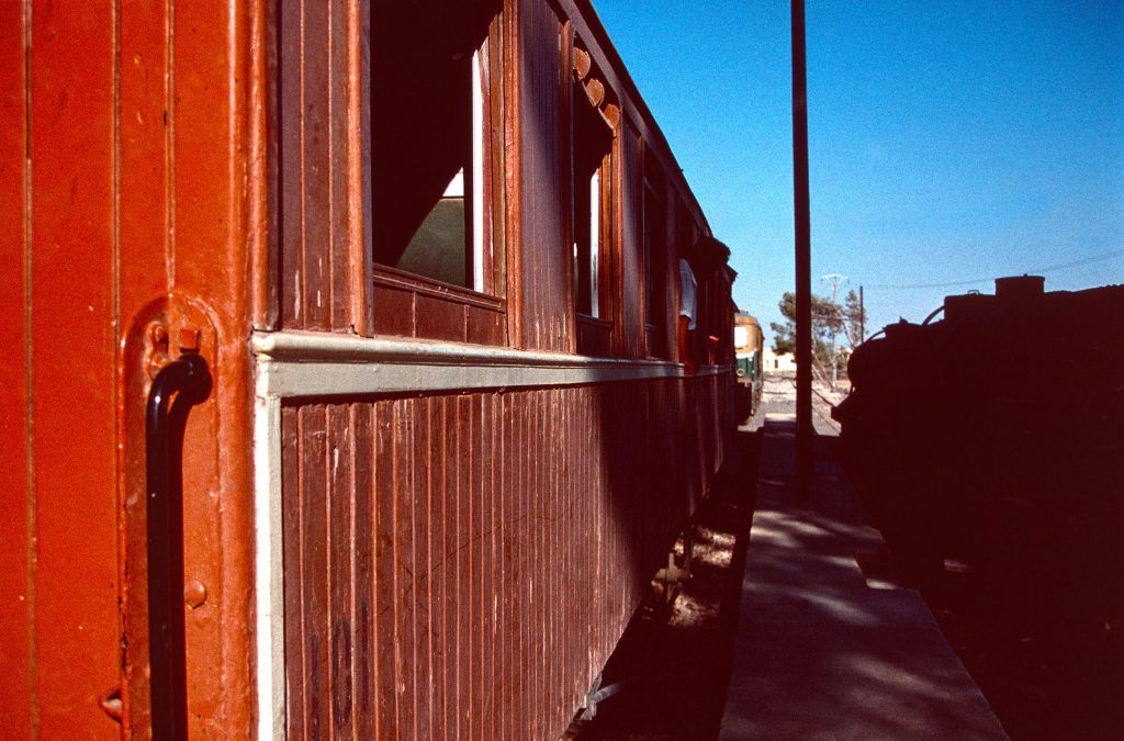 Jeder Halt ein Abenteuer (1996): zu sehen sind neugierige Passagiere, die aus dem Fenster des Waggons schauen