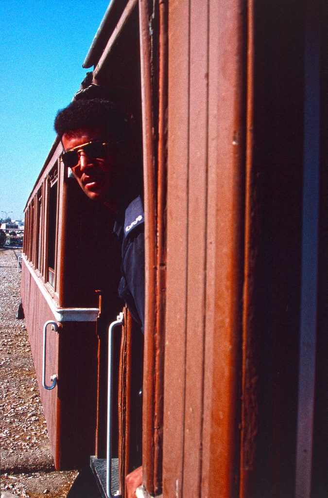 Der Schaffner kümmerte sich um alle Formalitäten des Grenzübertritts (1996): zu sehen ist der Schaffner, der aus dem Waggon herausschaut