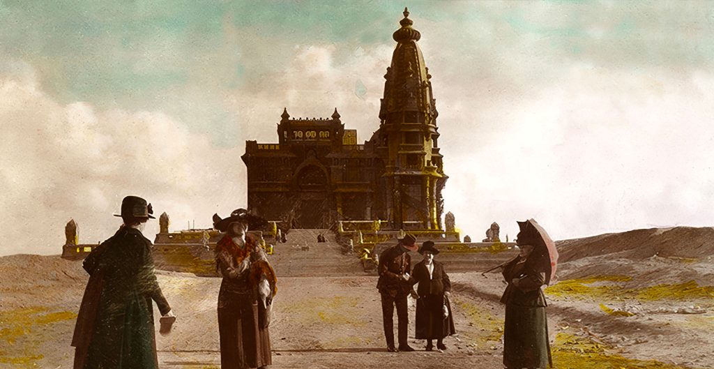 Historische Aufnahme aus der Bauphase: zu sehen sind einzelne Besucher vor dem Palast, der völlig freistehend ist.
