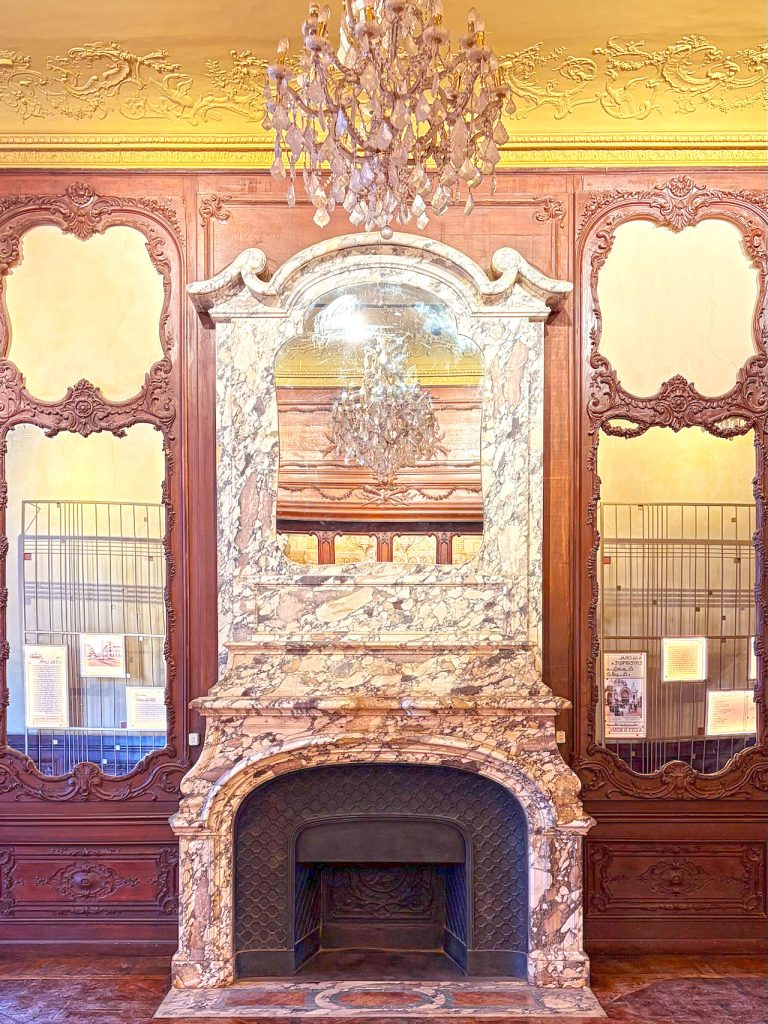 Der opulente Kamin aus edlem Marmor bildet den Reichtum des Hausherren standesgemäß ab