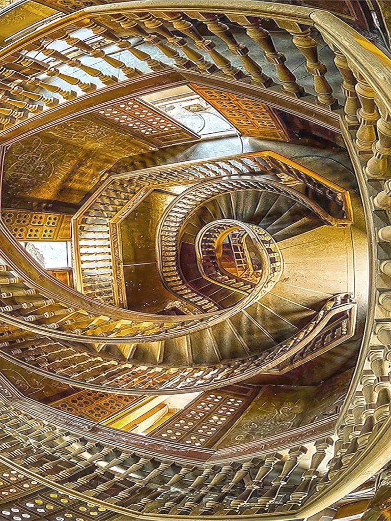 Vor der Renovierung: Graffiti um die Wendeltreppe herum